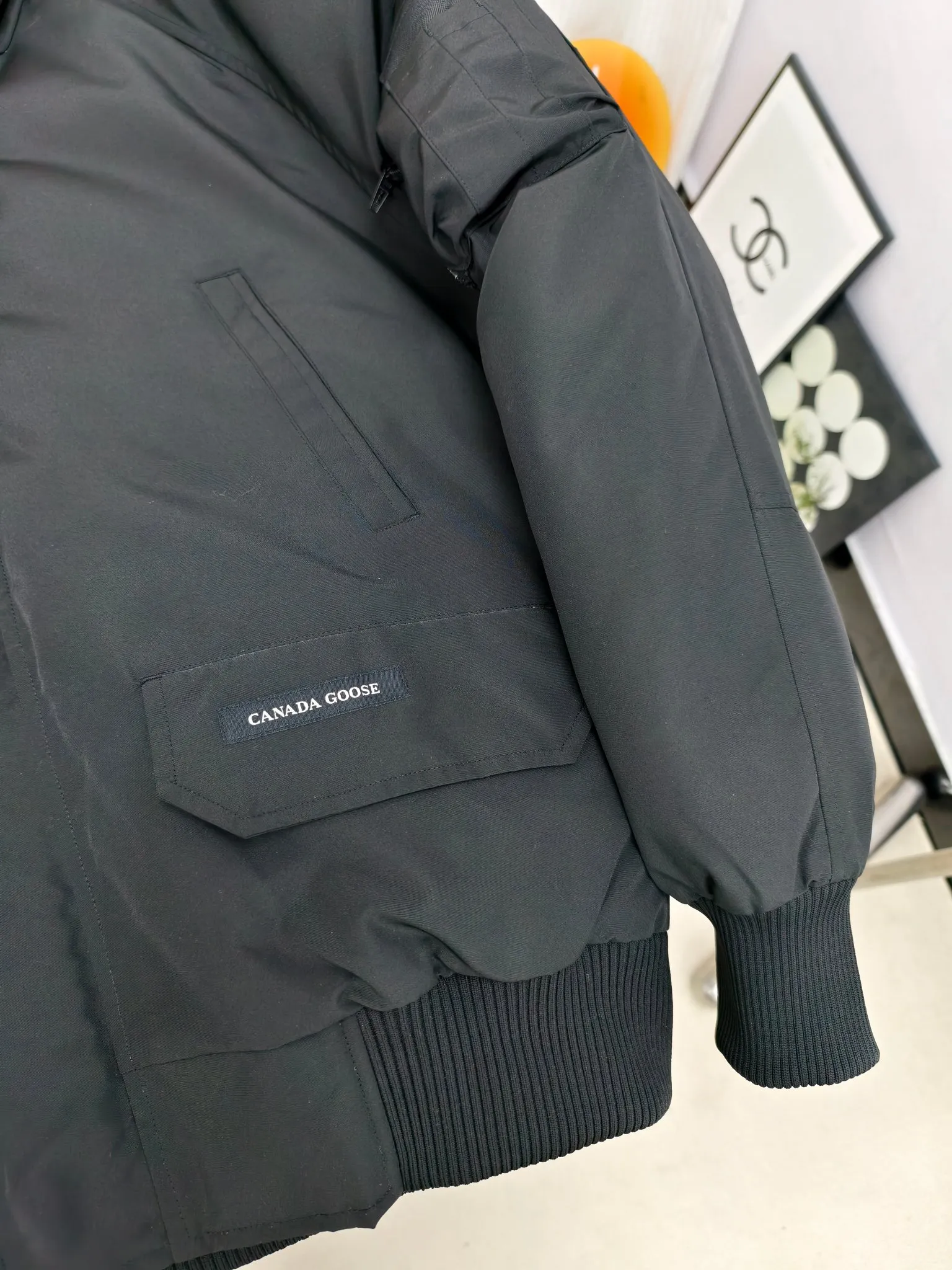 P720 ————2050M model/new 01 model (high version) Canada goose Canada Goose Chilliwack bomber jacket is one of our popular styles. The upgraded version adopts streamlined hood details and improved trimmings. The Chilliwack bomber jacket was originally designed for pilots in the post-war no-man's land in northern Canada. It is durable, warm and easy to move. The inside is filled with white duck down, which has higher thermal insulation performance. Chilliwack's iconic style, enduring popularity, is a popular jacket from Canada Goose. Customize your parka with our variety of interchangeable hood trim accessories to extend the coverage of your hood. Hip-length, the bomber jacket's knitted cuffs and hem are mid-length for freedom of movement. Rib knit cuffs and hem improve fit and seal in heat.  2050M is an upgraded version of the old version 01. Color: black, gray, off-white, navy. Size: XS-2XL